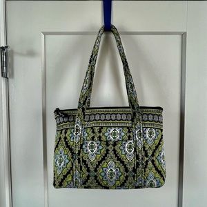 Very nice Vera Bradley Bag. Gently used and in great shape.